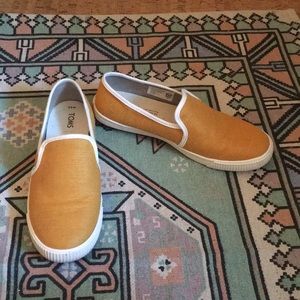 TOMS- 6.5 slip on shoe